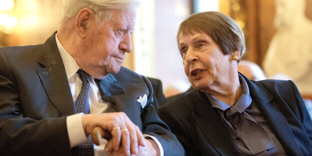Helmut Schmidt sitzt zusammen mit Ruth Loah