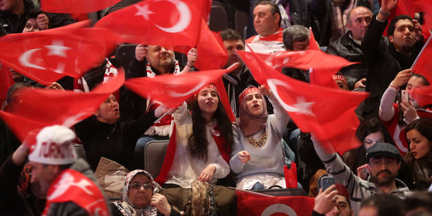 Türkische Fahnen werden von Erdogan-Anhängern geschwenkt