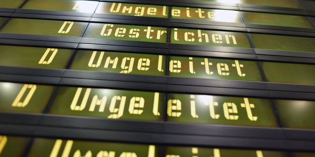 Anzeigentafel im Flughafen Tegel