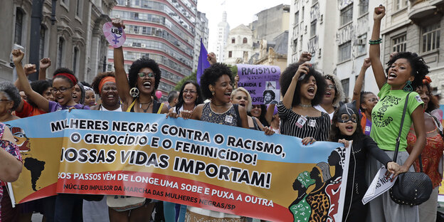 Frauen of Colour demonstrieren gegen Rassismus und für Frauenrechte