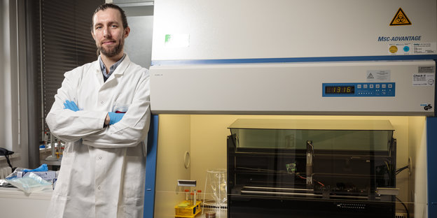 Biotechnologe Lutz Kloke steht neben seinem 3-D-Drucker