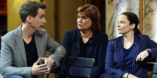 Volker Weidermann (l-r), Christine Westermann und Thea Dorn nehmen am 02.03.2017 in Berlin an einem Fototermin zum "Literarischen Quartett" teil.