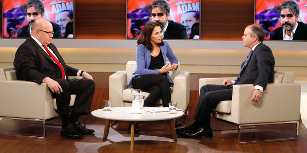 Szene aus der Talkshow "Anne Will": Peter Altmaier, Anne Will und Akif Kılıç sitzen in der Sesselrunde