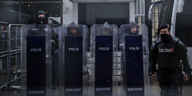 Polizisten stehen hinter mannshohen Schutzschilden vor dem niederländischen Konsulat in Istanbul