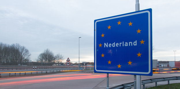 ein EU-Schild an einer Autobahn, auf dem „Nederland“ steht