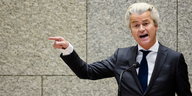 Geert Wilders zeigt mit seinem rechten Zeigefinger nach rechts