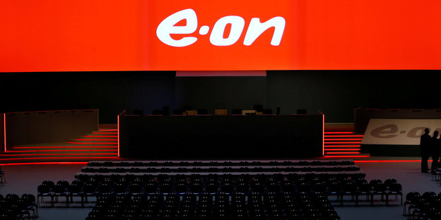 In einer dunklen Halle steht "eon" auf einem Bildschirm