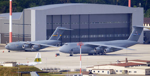 Zwei amerikanische Transportflugzeuge auf der Airbase Ramstein