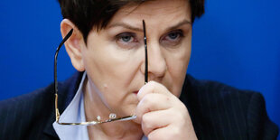 Beata Szydlo nimmt ihre Brille ab