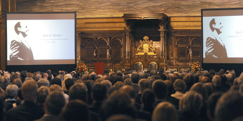 Bei einem Festakt zu seinem 100. Geburtstag 2009 im Hamburger Rathaus wird Kurt A. Körbers Schattenriss überlebensgroß projiziert