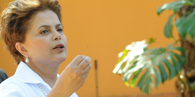 Dilma Rousseff unterstreicht ihre Rede mit einer Geste der rechten Hand