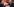 Anke Rehlinger und Martin Schulz geben sich lachend die Hand an einem langen Tisch bei einer Veranstaltung