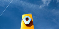Renault-Logo, darüber blauer Himmel mit Kondensstreifen