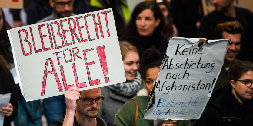 Demonstranten halten Schilder mit der Aufschrift "Bleiberecht für alle" hoch