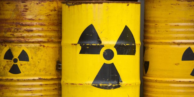 Gelbe Tonnen mit Radioaktiv-Zeichen