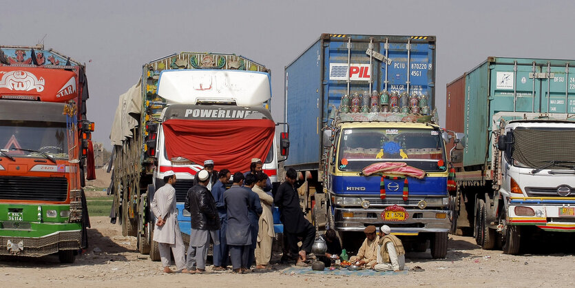 Bunte LKW parken nebeneinander