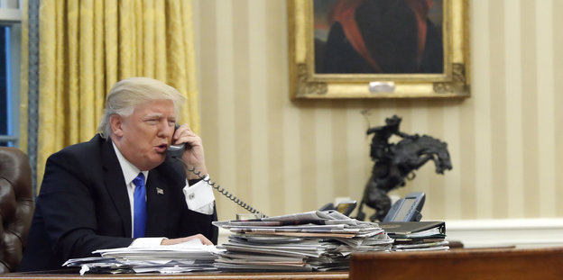 Trump, im Oval Office telefonierend