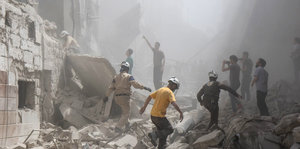 Helfer in den Trümmern von Aleppo