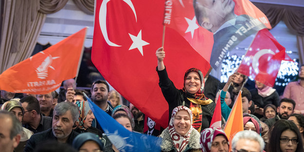 Erdogan-Anhänger mit türkischer Fahne