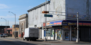 Leere Straßen und heruntergekommene Häuser in Camden, USA