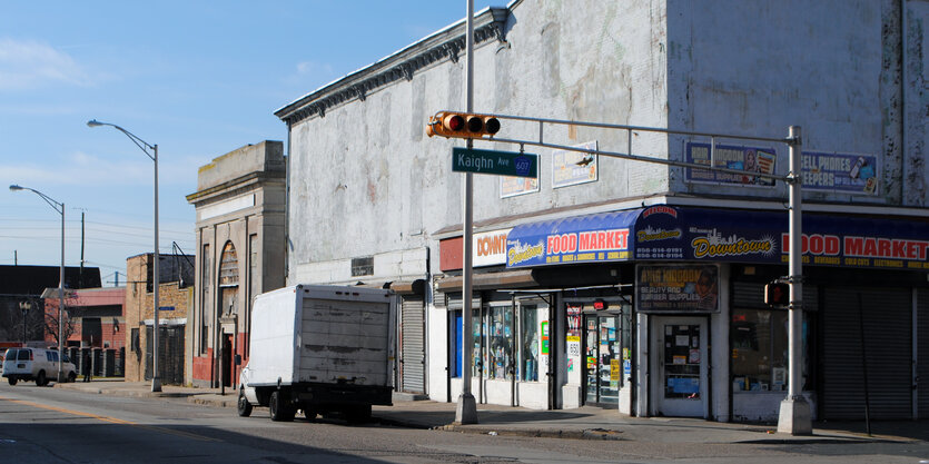 Leere Straßen und heruntergekommene Häuser in Camden, USA