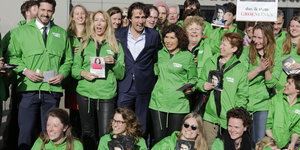 Die Groen-Links-Partei posiert mit grünen T-Shirts