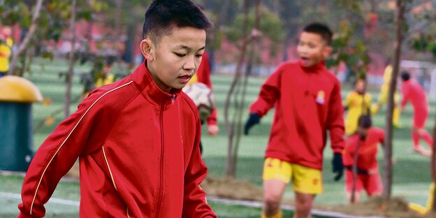 Jungs in China spielen Fußball