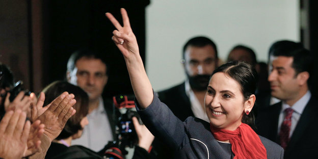 Die HDP-Vorsitzende Figen Yüksekdağ zeigt ein Victory zeichen 2015