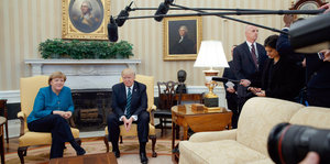 Merkel sitzt neben Trump im Oval Office