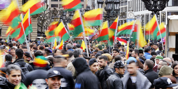 Viele Menschen mit kurdischen Flaggen