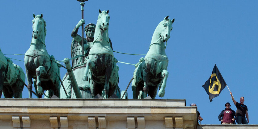 Aktivisten der "Identitären Bewegung" sitzen auf dem Brandenburger Tor