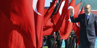 Erdoğan läuft zwischen Reihen türkischer Fahnen