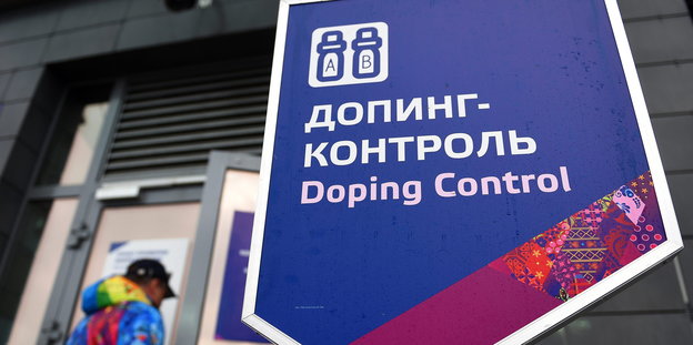 Auf einem violetten Schild steht „Doping Control“ (auch in russischer Schrift)