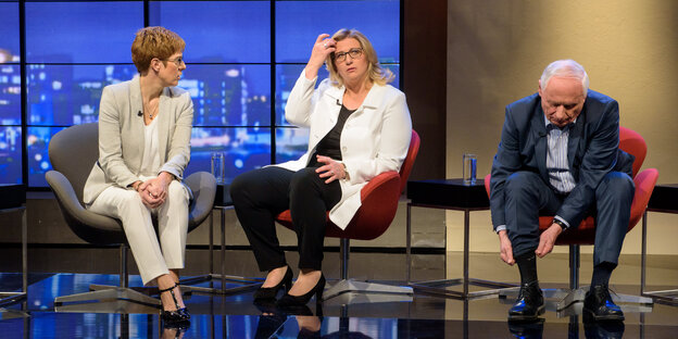 Annegret Kramp-Karrenbauer (CDU), Anke Rehlinger (SPD) und Oskar Lafontaine sitzen nebeneinander in einem Talkshow-Studio
