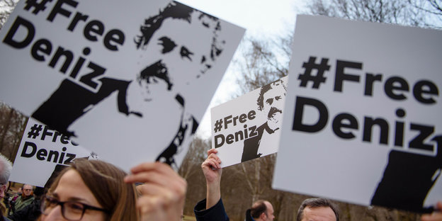 Demonstrantinnen demonstrieren mit Free-Deniz-Schildern