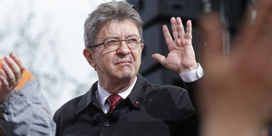 Kandidat Jean-Luc Mélenchon hebt die Hand