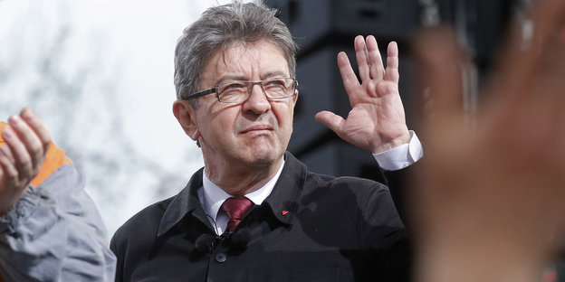 Kandidat Jean-Luc Mélenchon hebt die Hand