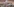 Zwei rauchsäulen steigen aus einer kleinen Siedlung auf