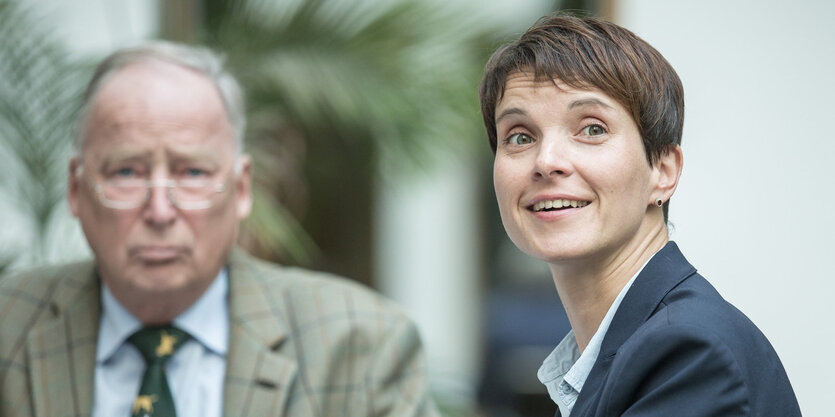 Frauke Petry, Bundesvorsitzende der AfD wartet neben dem stellvertretenden Parteivorsitzenden Alexander Gauland