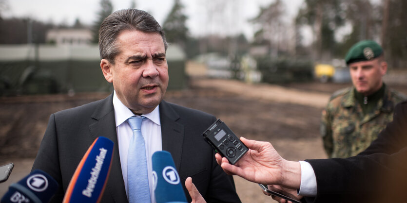 Sigmar Gabriel spricht in ein Mikrofon