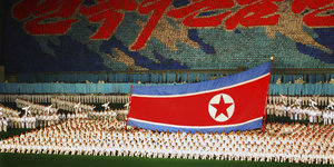 Massenchoreografie mit nordkoreanischer Fahne