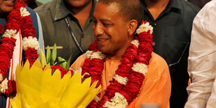 Yogi Adityanath bekommt Geschenke