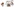 Illustration: links spricht eine Frau in Uniform in ein Funkgerät. Hinter ihr ist eine Überwachungskamera und das gerasterte Foto eines Mannes, der den Kopf senkt. In der Mitte: Ein Polizist und der Mann reden. Hinter ihnen die Richterbank