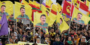 Demonstranten mit Öcalan-Fahnen