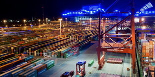 ein erleuchteter Containerhafen in der Nacht