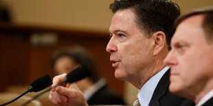 James Comey spricht in ein Mikrofon