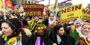Kurdische Frauen in Tracht feiern auf der Straße