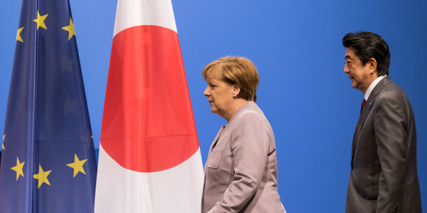 Angela Merkel und Shinzo Abe laufen in Richtung einer EU- und einer japanischen Fahne