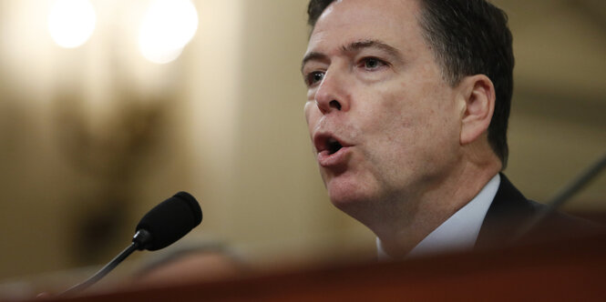 Ein Mann am Mikro, James Comey