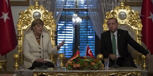 Merkel und Erdogan auf goldenen Stühlen